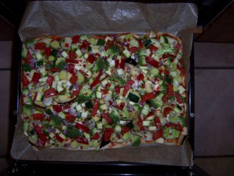 Vegane Gemüsepizza vor dem Backen (Foto: Birgit Hartmeyer)