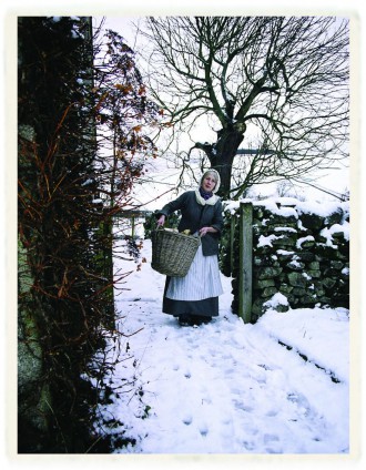 Fiona mit schwerem Holzkorb im Winter (Copyright: Gerstenberg Verlag)