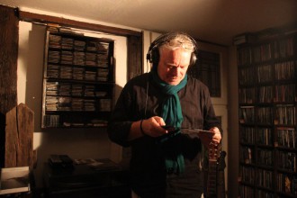 Der Autor beim Musikhören (Foto M. Illhardt)