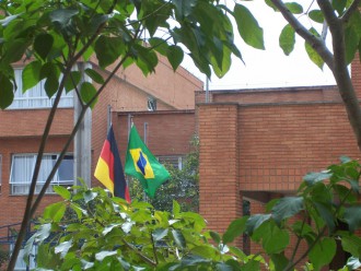 Deutsche und brasilianische Flagge am Colégio Humboldt (Foto: Birgit Hartmeyer)