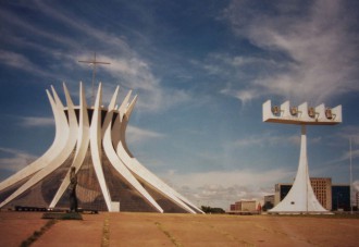 Futuristisches Brasília - Kathedrale und -Glockenturm (Foto: Birgit Hartmeyer)