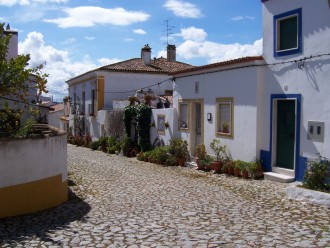 Terena: Schmuckes Städtchen im Alentejo mit weißgekalkten Häusern und den typischen blauen oder gelben Tür- und Fensterumrandungen (Foto: Birgit Hartmeyer)
