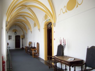 Stilvolle Einrichtung der Pousada dos Lóios, die an die frühere Nutzung als Kloster erinnert (Foto: Birgit Hartmeyer)