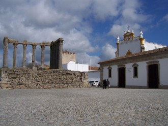 Évora: Römischer Tempel (2. od. 3. Jh.) und die Pousada dos Lóios, ein ehemaliges Kloster aus dem 15. Jahrhundert (Foto: Birgit Hartmeyer)