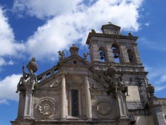 Die Kirche Nossa Senhora da Graça (16. Jh.); rechts und links über der palladianischen Fassade haben es sich die "Meninos" (Kinder) bequem gemacht, die eine Weltkugel tragen (Foto: Birgit Hartmeyer)