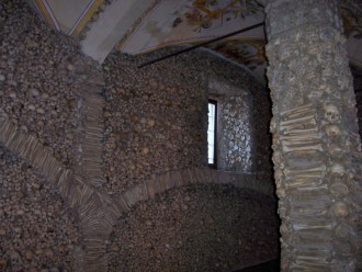 Knochenkapelle in Évora (Foto: Birgit Hartmeyer)