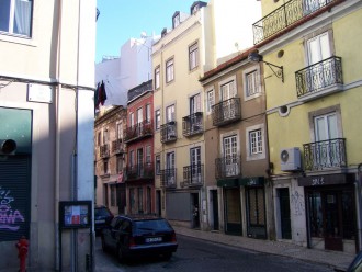 Eine Seitenstraße der Avenida da Liberdade, deren Häuser mit den typischen gusseisernen Balkonen verziert sind (Foto: Birgit Hartmeyer)