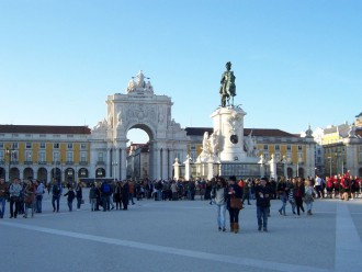 Der "Praça do Comércio" (dt.: Handelsplatz) mit Triumphbogen und Reiterdenkmal von König José I., der zum Tejo hinüber schaut (Foto: Birgit Hartmeyer)