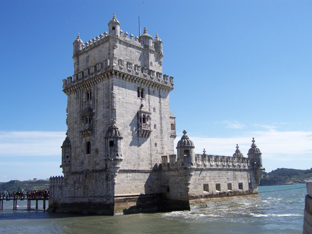 Eines der berühmten Wahrzeichen Lissabons: Der "Torre de Belém" (übersetzt: Turm von Bethlehem), erbaut von König Manuel I zum Schutz der Hafeneinfahrt (Foto: Birgit Hartmeyer)