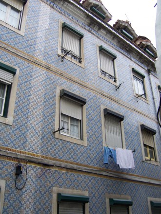 Viele Häuser Lissabons sind mit Kacheln, den "Azulejos", verkleidet (Foto: Birgit Hartmeyer)