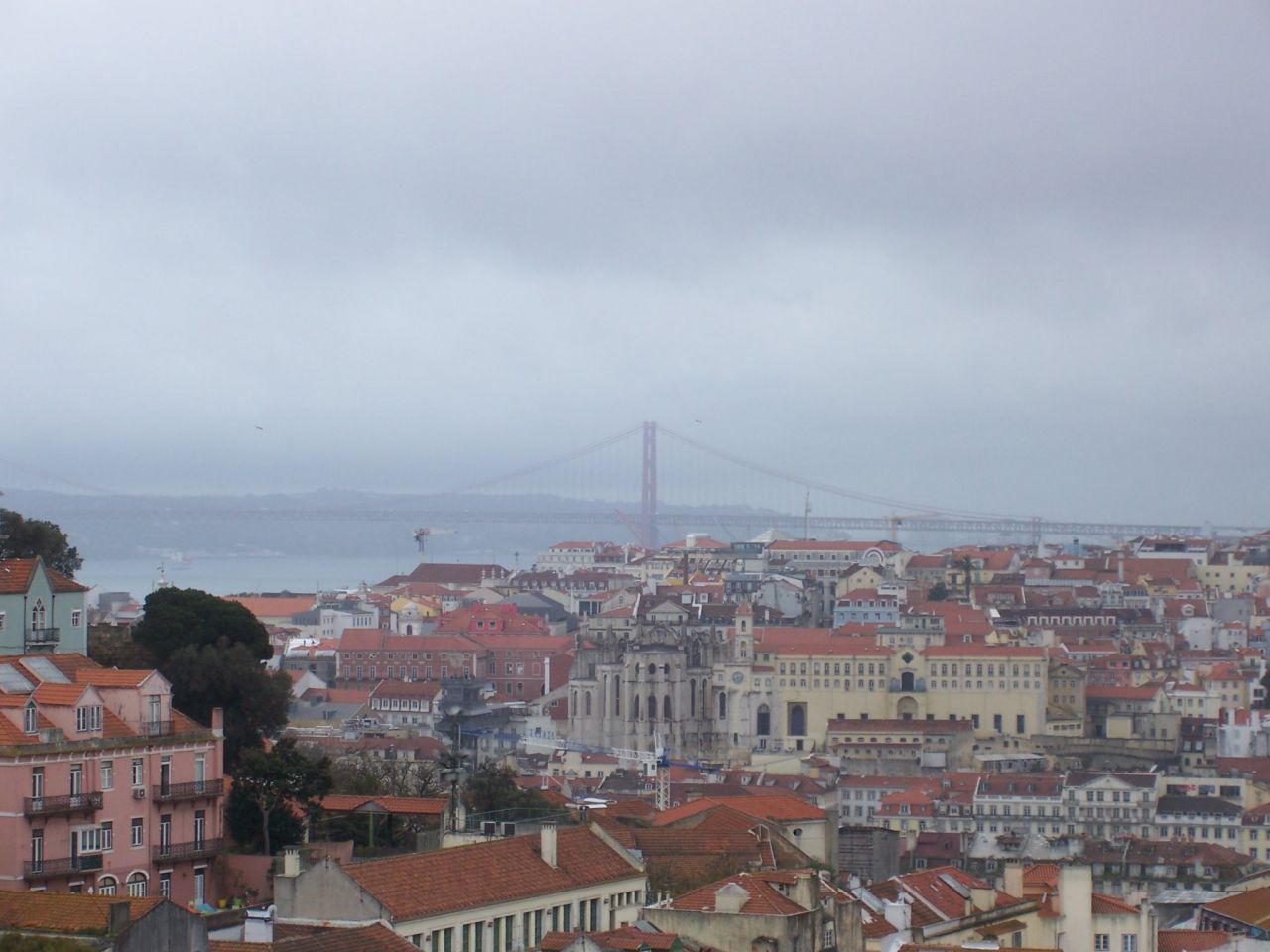 Lissabon in Pastellfarben im Regendunst (Foto: Birgit Hartmeyer)