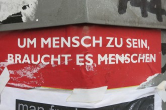 Um Mensch zu sein, braucht es Menschen (Foto: MM, gesehen in Berlin)