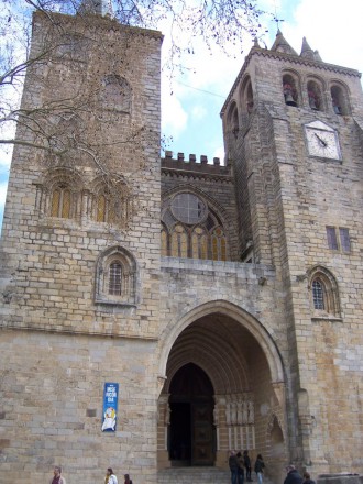 Die einer Festung ähnelnde Kathedrale in Évora mit zwei unterschiedlichen Türmen (Foto: Birgit Hartmeyer)