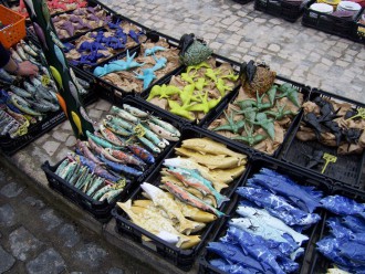 Die Seefahrernation Portugal ist allgegenwärtig: Keramikfische auf dem "Feira da Ladra" (dt. Markt der Diebin) in Lissabon (Foto: Birgit Hartmeyer)