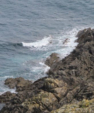 Meer stürmt gegen das Festland. Insel Guernsey. (Foto Franz Josef Illhardt)