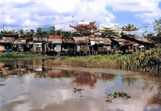 Bild von Thomas G. auf Pixabay https://pixabay.com/de/photos/saigon-slums-asien-vietnam-53144/
