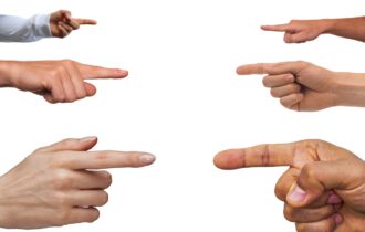 https://pixabay.com/de/photos/zeigend-geste-konfrontation-finger-6043176/