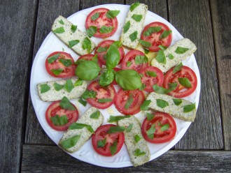 Schnell zubereitet: Tomate "Veganella" (Basilikumtofu) mit Olivenöl und frischen Basilikumblättern (Foto: Birgit Hartmeyer)