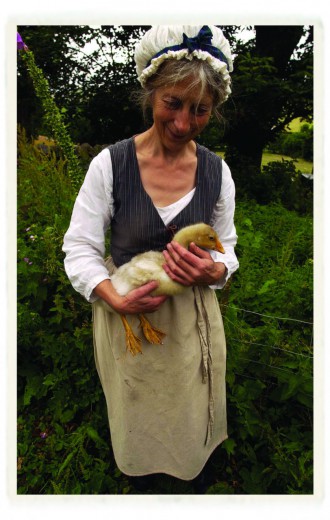 Fiona mit einem der beiden geschenkten Gänseküken, die dann doch nicht im Kochtopf landeten, wie sie eigentlich geplant hatte (Copyright: Gerstenberg Verlag)