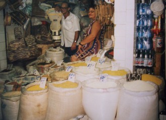 Verschiedene Sorten "Farinha" (Maniokmehl) auf dem Mercado Municipal in Manaus (Foto: Birgit Hartmeyer)