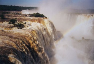Die Wasserfälle von Iguaçu mit Regenbogen von der argentinischen Seite aus gesehen (Foto: Birgit Hartmeyer)