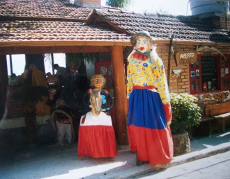 Laden in Santo Antônio de Lisboa mit Figuren aus dem traditionellen Tanzspiel "Boi-de-mamão"; die übergroße Frau rechts stellt eine "Deutsche" dar mit Namen Maricota (Foto: Birgit Hartmeyer)
