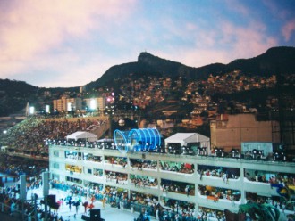 Karneval in Rio de Janeiro mit Blick auf den Corcovado im Hintergrund (Foto: Birgit Hartmeyer)