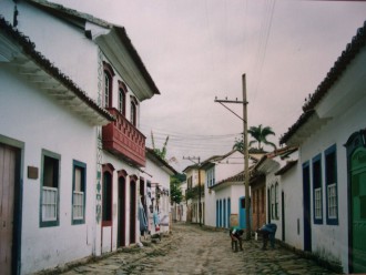 Straße mit Häusern im Kolonialstil in Paratí (Foto: Birgit Hartmeyer)