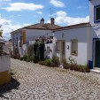 Terena: Schmuckes Städtchen im Alentejo mit weißgekalkten Häusern und den typischen blauen oder gelben Tür- und Fensterumrandungen (Foto: Birgit Hartmeyer)