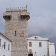 Torre das Três Coroas: Der "Turm der drei Kronen", ein 27 m hoher Bergfried aus Marmor (13. Jh.) überragt die mittelalterliche Oberstadt von Estremoz (Foto: Birgit Hartmeyer)