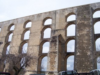 Elvas: Der bis zu 30 m hohe Aquädukt (Aqueduto da Amoreira) mit insgesamt 843 Bogen (Foto: Birgit Hartmeyer)