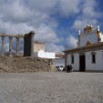 Évora: Römischer Tempel (2. od. 3. Jh.) und die Pousada dos Lóios, ein ehemaliges Kloster aus dem 15. Jahrhundert (Foto: Birgit Hartmeyer)