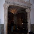 Makabre Inschrift über dem Eingang zur Knochenkapelle in Évora: "Nos ossos que aqui estamos pelos vossos esperamos" (Unsere Knochen, die hier ruhen, warten auf die eurigen) (Foto: Birgit Hartmeyer)