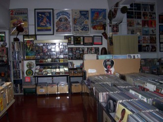 "Cárbono" - ein uriger Platten- und CD-Laden in der Rua do Telhal 6 (Foto: Birgit Hartmeyer)