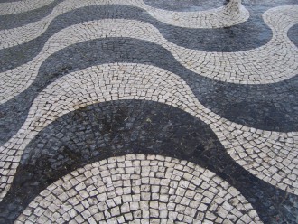 Markantes Pflastersteinmuster auf dem Rossio-Platz, der offiziell "Praça D. Pedro IV" heißt, mitten im Stadtteil Baixa (Foto: Birgit Hartmeyer)