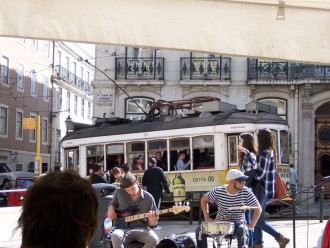 Straßenbahn Nr. 28 und Straßenmusikanten vor dem Café "A Brasileira" (Foto: Birgit Hartmeyer)