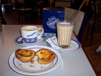 "Pasteis de Belém", eine "Bica" (so heißt der Espresso in Lissabon) und ein "Galão" (Kaffee mit viel Milchschaum im Glas serviert) (Foto: Birgit Hartmeyer)