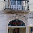 Im Stehausschank "A Ginjinha" auf dem "Praça da Figueira" gibt es seit den 1840er Jahren Kirschlikör - "com" (mit) oder "sem" (ohne) Kirsche (Foto: Birgit Hartmeyer)