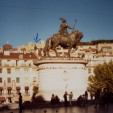 Praça da Figueira 1984; die Reiterstatue von König Dom João I. steht mittlerweile am Rand des Platzes; im Hintergrund kann man die Burg sehen (Foto: Birgit Hartmeyer)