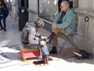 Es gibt sie immer noch: die Schuhputzer in den Straßen der Großstädte (Foto: Birgit Hartmeyer)