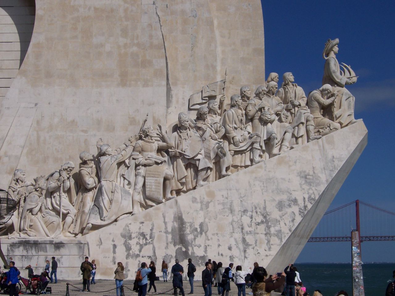 Das Denkmal der Entdeckungen im Stadtteil Belém in Lissabon: 33 Figuren aus Stein mit Heinrich dem Seefahrer an der Spitze (Foto: Birgit Hartmeyer)