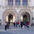 Erinnerung an die maurische Zeit: hufeisenförmige Eingänge am Rossio-Bahnhof in Lissabon (Foto: Birgit Hartmeyer)