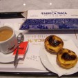 Die berühmten Puddingtörtchen Portugals: Pastéis de Nata, die man in (fast) jedem Café oder Bäckerei bekommt (Foto: Birgit Hartmeyer)