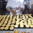 In der "Fábrica da Nata" kann man bei der Herstellung der Pastéis de Nata zusehen (Foto: Birgit Hartmeyer)
