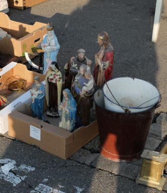 Nahe beim Müll? Antikmarkt in Saint Louis, Frankreich (Foto: Franz Josef Illhardt)