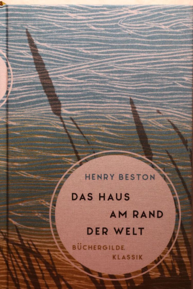 Cover Das Haus am Rand der Welt (Gestaltung: Katja Holst. Mit freundlicher Genehmigung der Büchergilde Gutenberg Verlagsges. mbH, eigenes Foto.jpg