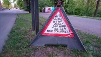 AfD-Warnung (Foto und Installation) Arnold Illhardt