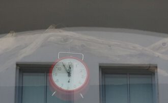 Fünf vor Zwolf (Foto und Installation Arnold Illhardt)