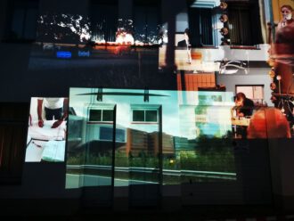 künstlerische Videoinstallation an eine Hauswand (Foto Arnold Illhardt)