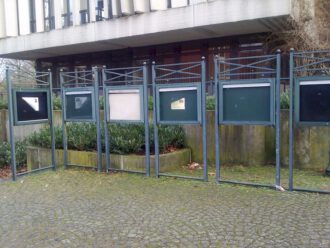 Ehemalige Schaukästen der Parteien - warum nicht zweckentfremden? (Foto Arnold Illhardt)